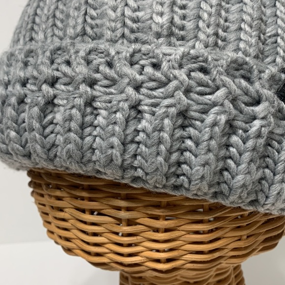 Gray hat Pom Pom faux fur - Picture 10 of 10